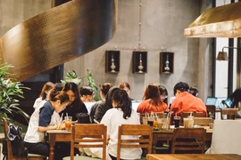 Netizen tranh cãi chuyện khách “cắm rễ” tại các quán cà phê