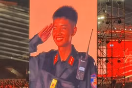 Danh tính chiến sĩ gây sốt với nụ cười duyên ở "concert quốc gia"