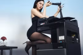 Nữ dancer 'đốt cháy' mạng xã hội khi hóa thân thành cô thư ký nóng bỏng