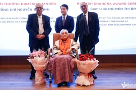 Nguyên Phó Chủ tịch nước Nguyễn Thị Bình nhận Giải thưởng Hòa bình Romesh Chandra