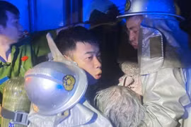 Cháy nhà ở Hà Nội lúc rạng sáng, 2 người được giải cứu