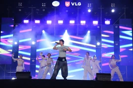 Anh trai Jsol và em xinh Juky San 'bùng cháy' cùng hàng nghìn sinh viên