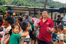 Xúc động hình ảnh người đàn ông mang băng vệ sinh cứu trợ vùng lũ cho chị em