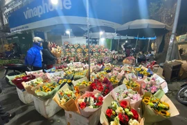 Thợ cắm hoa 'chạy đơn' dịp 8/3, thu nhập 2–3 triệu đồng mỗi ngày