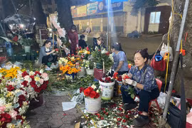 Quá tải đơn đặt hoa ngày 8/3, nhiều cửa hàng làm việc xuyên đêm