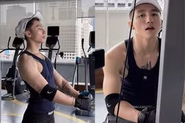 Sơn Tùng M-TP vừa khoe cơ bắp vừa thả thính cực ngọt khiến fan "mất máu"