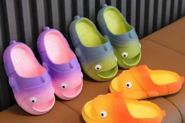 Chất độc gây ung thư trong dép trẻ em khiến CĐM lo lắng