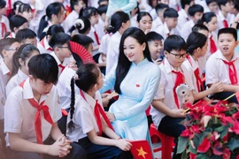 Cô giáo Hà thành xinh đẹp gây thương nhớ trong ngày khai giảng