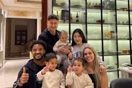 Gia đình Văn Lâm - Xuân Son 'gây bão' với bức ảnh chung khung hình cực ấm áp