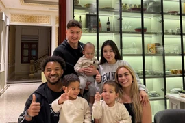 Gia đình Văn Lâm - Xuân Son 'gây bão' với bức ảnh chung khung hình cực ấm áp