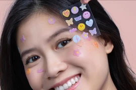 Miếng dán mụn thành phụ kiện make-up khiến gen Z mê mẩn