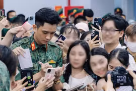 Hàng trăm người vây quanh "nam thần quân đội" Lê Hoàng Hiệp