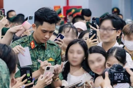 Hàng trăm người vây quanh "nam thần quân đội" Lê Hoàng Hiệp