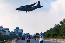 Xem phi đội máy bay vận tải Casa luyện tập trên bầu trời Hà Nội