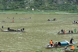 Huy động gần 200 người tìm kiếm nạn nhân vụ lật thuyền trên sông Gianh