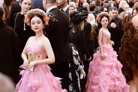 Mẫu Việt 13 tuổi nổi bật trên thảm đỏ LHP Cannes 2025