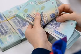 Lương công chức chỉ bằng 56% mức tối thiểu doanh nghiệp