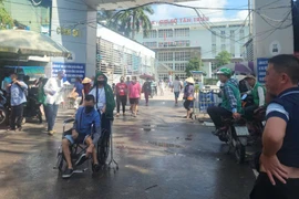 Trời nắng, người dân 'ngã ba lụt lội' vẫn bì bõm sau 3 ngày Hà Nội ngập lụt