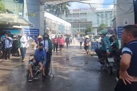 Trời nắng, người dân 'ngã ba lụt lội' vẫn bì bõm sau 3 ngày Hà Nội ngập lụt