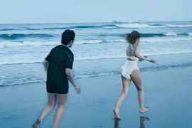 Xoài Non và Gil Lê khoe khoảnh khắc cực tình tứ với nhau trên biển