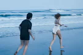 Xoài Non và Gil Lê khoe khoảnh khắc cực tình tứ với nhau trên biển