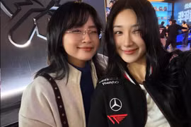 Hai nữ streamer đình đám cùng chung khung hình khi đi xem chung kết LMHT