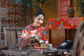 Nữ MC Nghệ An gia nhập đường đua ảnh Tết với áo dài họa tiết con công độc đáo