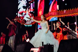 Hòa Minzy bùng cháy khuấy đảo sân khấu cùng hàng nghìn sinh viên Cần Thơ