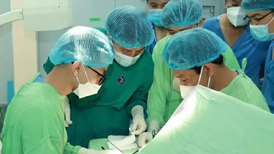Ghép bàn tay vào chân ở Bình Dương tiếp nối kỳ tích ghép chi thể Việt Nam