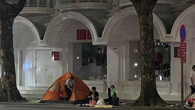 Người dân căng bạt, lều giữ chỗ từ rạng sáng chờ xem diễu binh, diễu hành 2/9