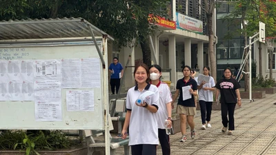 Thí sinh kêu đề tiếng Anh khó, IELTS 7.5 cũng chật vật
