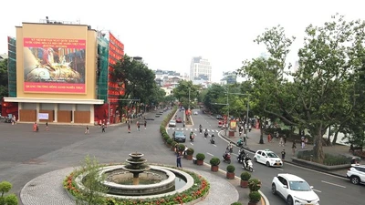UBND phường Hoàn Kiếm đã hoàn tất giai đoạn 1, bao gồm nâng cấp hạ tầng, trải thảm nhựa mặt đường, bổ sung cây xanh và các hạng mục cảnh quan.