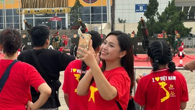 Người dân náo nức chờ đoàn xe cơ giới tiến về Mỹ Đình