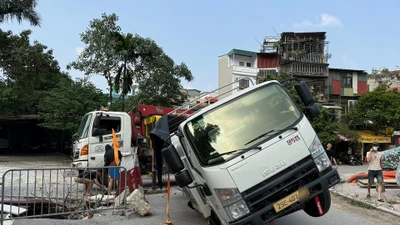 Hiện trường vụ ô tô sụt hố sâu ở Hà Nội, xe tới cứu hộ cũng gặp nạn 