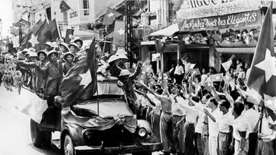 Sáng 10-10-1954, các cánh quân của Quân đội nhân dân Việt Nam từ các cửa ô vào tiếp quản Thủ đô trong rừng cờ hoa đón chào của hàng vạn người dân Hà Nội. Ảnh tư liệu TTXVN.