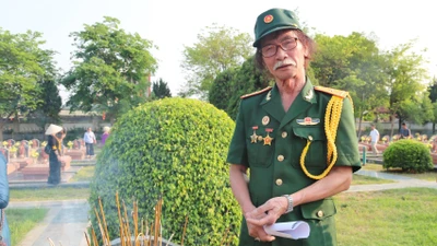 Xúc động người cựu chiến binh đọc thơ trước mộ liệt sĩ Tô Vĩnh Diện