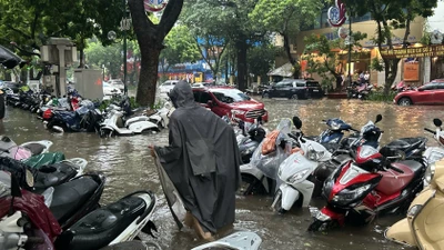 Xe để trên vỉa hè phố Trần Hưng Đạo cũng bị ngập quá nửa bánh. Ảnh: Thanh Thúy.