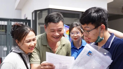 Trần Hải Nam và bố mẹ xem lại đề thi môn Ngữ văn.