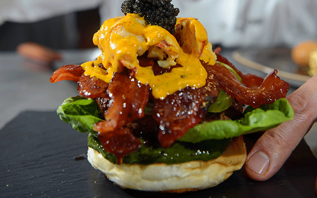 Chiếc bánh Glamburger này là chiếc bánh kẹp đắt nhất thế giới. Bánh có giá 1.100 bảng Anh tương đương với 37 triệu đồng.
