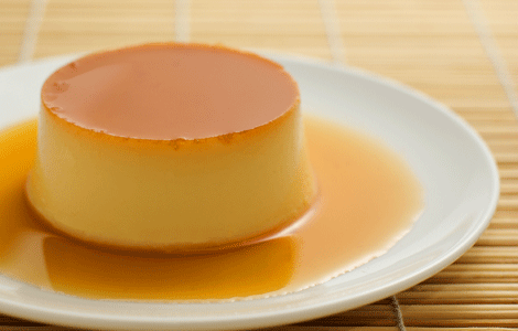 Nguyên liệu làm bánh flan sữa tươi là trứng gà, sữa bò hoặc dê tươi. Bạn cần chuẩn bị: Trứng gà tươi: 5 quả. Sữa dê hoặc sữa bò tươi: 500ml. Vani: 2 ống. Đường trắng: 100g. Chanh tươi: 1/2 quả. Nước lọc: 100ml