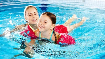 Coi chừng nấm móng, nấm da khi bơi ở bể công cộng