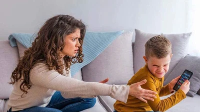 Dạy con trong thời đại số, cha mẹ làm gì?