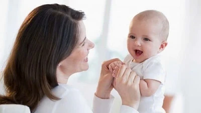 Vợ chồng trẻ mắc kẹt vì áp lực sinh con