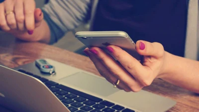 Vợ chồng nên chia sẻ gì trên mạng xã hội?