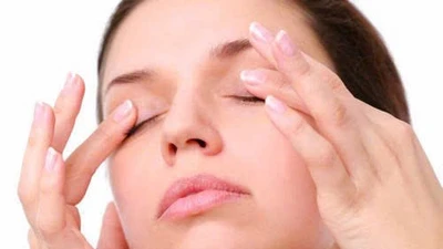 Động tác giúp giảm sụp mí mắt