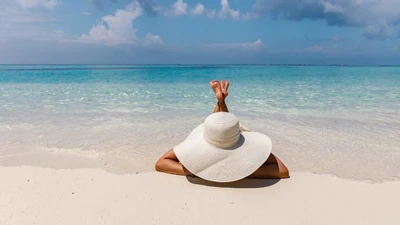 Tắm nắng đúng cách, bí quyết vàng để ngăn loãng xương