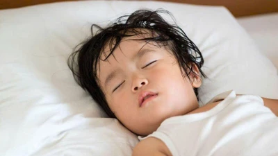 Trẻ ra mồ hôi trộm, bình thường hay thiếu vi chất?