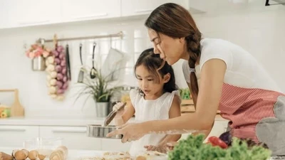 Rèn tính cách, đạo đức cho con từ trong bếp