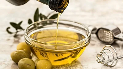 Có nên dùng dầu ô liu, dầu mè thay cho dầu ăn thông thường?