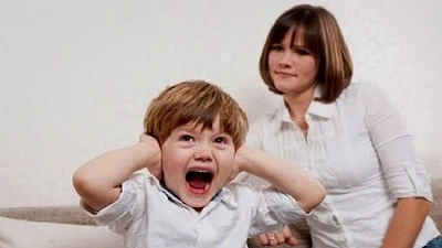 Khi trẻ cáu giận, cha mẹ nên phản ứng thế nào?